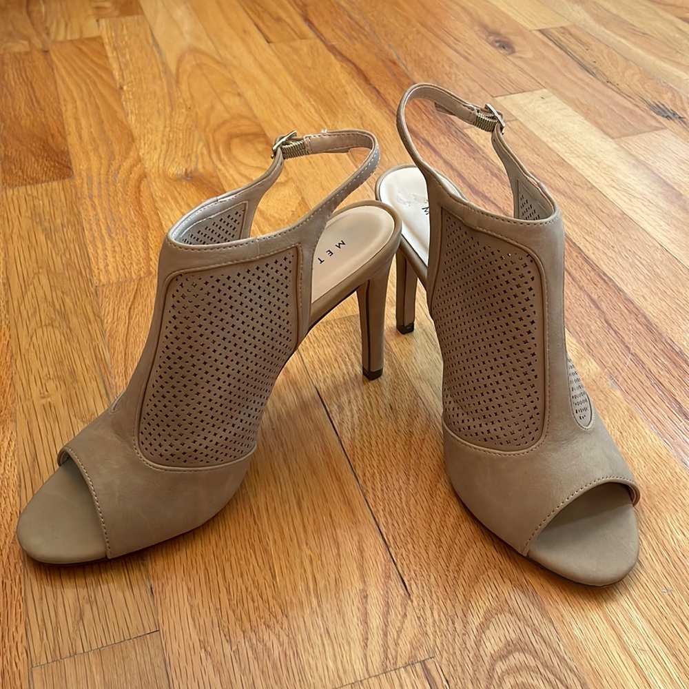 Metaphor Geneva Heels. Size 10. Tan. EUC